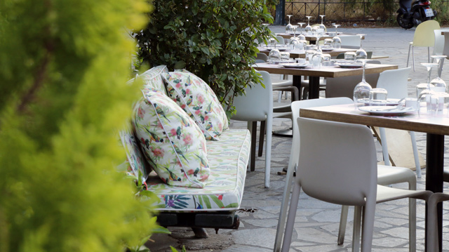 Τα καλοκαίρια, τα τραπέζια βγαίνουν στο πεζοδρόμιο της Μεγάλου Βασιλείου