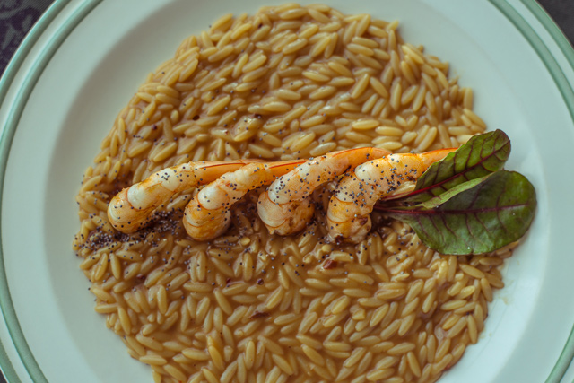 Κριθαράκι με φρέσκιες γαρίδες και μπισκ γαρίδας