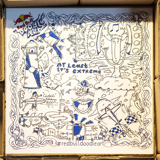 Ολοκληρώθηκε ο εθνικός τελικός του Red Bull Doodle Art 2017 και έχουμε νικητή. Ο χώρος του Artower Agora γέμισε από νωρίς το βράδυ από το φοιτητόκοσμο της Αθήνας και υπό την μουσική των Cannibal Radio, οι φετινοί κριτές, Manoli RTMone και Nadia Stasinou, έδωσαν το μαγικό εισιτήριο για τον παγκόσμιο τελικό στον 22χρονο Ανδρέα Διαμαντίδη!