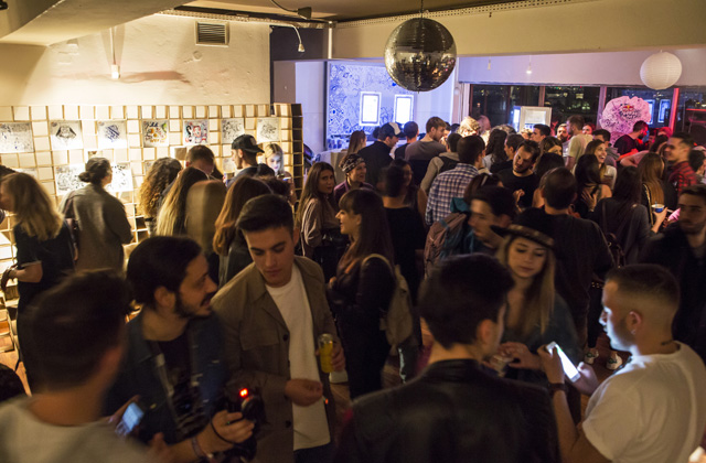 Ολοκληρώθηκε ο εθνικός τελικός του Red Bull Doodle Art 2017 και έχουμε νικητή. Ο χώρος του Artower Agora γέμισε από νωρίς το βράδυ από το φοιτητόκοσμο της Αθήνας και υπό την μουσική των Cannibal Radio, οι φετινοί κριτές, Manoli RTMone και Nadia Stasinou, έδωσαν το μαγικό εισιτήριο για τον παγκόσμιο τελικό στον 22χρονο Ανδρέα Διαμαντίδη!