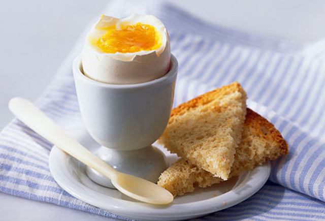 Μια φέτα ψωμί ολικής άλεσης με ένα αυγό βραστό, είναι ένα ιδανικό, ελαφρύ βραδινό σνακ που θα κάνει όμως τα βλέφαρά σου να βαρύνουν. 