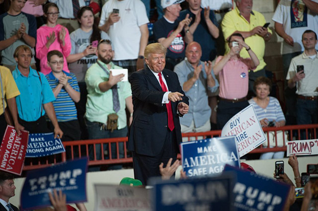 Ο Τραμπ γιόρτασε τις πρώτες 100 μέρες του στον Λευκό Οίκο 