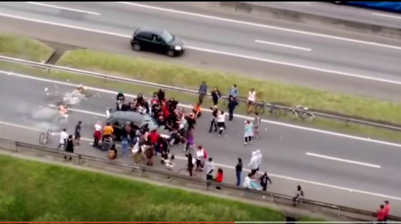 Αυτοκίνητο παρασύρει διαδηλωτές