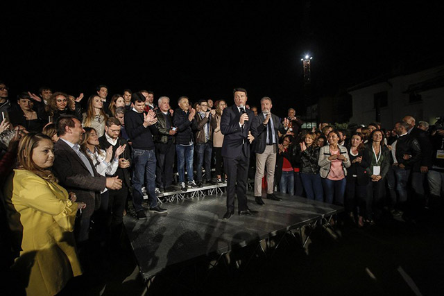 Ο Ματέο Ρέντσι επανεξελέγη επικεφαλής του Δημοκρατικού Κόμματος και πανηγυρίζει 