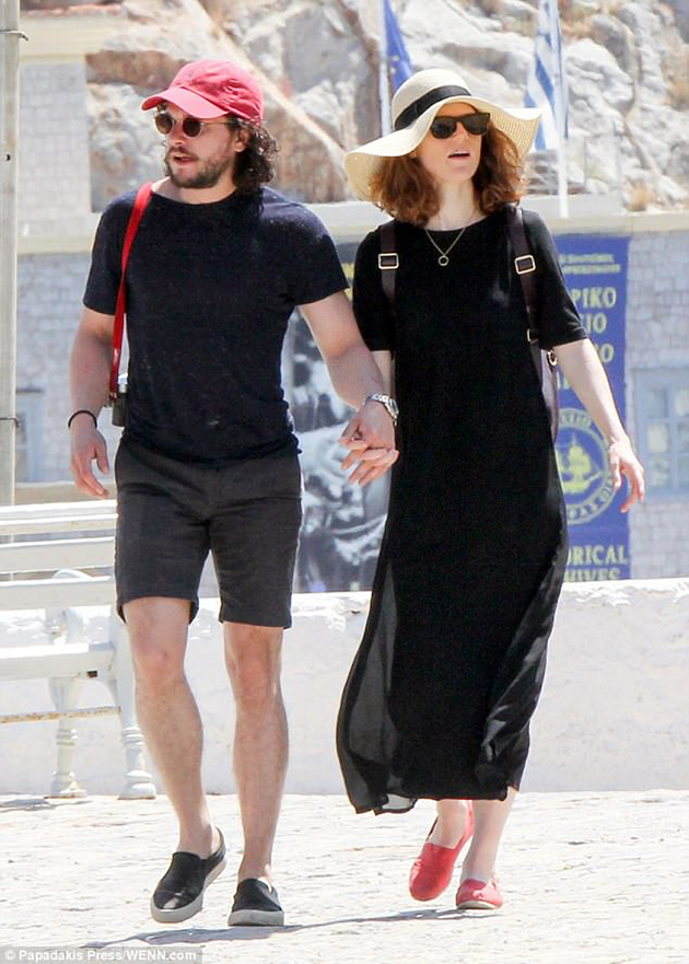 Ο Τζον Σνόου του GOT και η «άγρια» Ίνγκριντ αλωνίζουν τον Σαρωνικό Ο Τζον Σνόου του GOT και η «άγρια» Ίνγκριντ αλωνίζουν τον Σαρωνικό