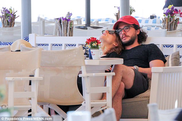 Ο Τζον Σνόου του GOT και η «άγρια» Ίνγκριντ αλωνίζουν τον Σαρωνικό Ο Τζον Σνόου του GOT και η «άγρια» Ίνγκριντ αλωνίζουν τον Σαρωνικό