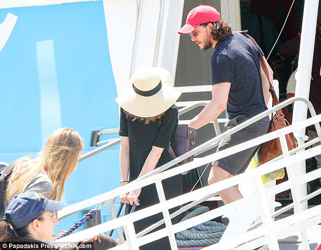 Ο Τζον Σνόου του GOT και η «άγρια» Ίνγκριντ αλωνίζουν τον Σαρωνικό