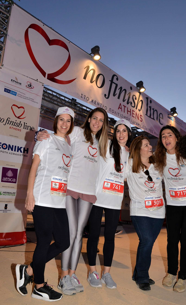 H Βάσια Ποδιάδη, HR Director των πολυκαταστημάτων attica, μαζί με εκπροσώπους της ομάδας attica και με την Χαρούλα Λέντζου (στα δεξιά), υπάλληλο του attica που κέρδισε την 3η θέση Γυναικών σε χλμ. & κοινωνική προσφορά.