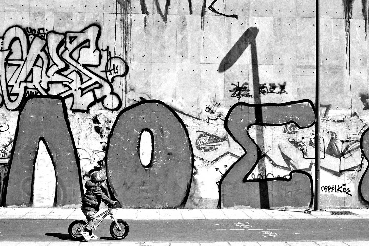 Κατηφορίζοντας την οδό Θεσσαλονίκης. Ένας μακρύς δρόμος που θυμίζει μία άλλη εποχή... Κατηφορίζοντας την οδό Θεσσαλονίκης. Ένας μακρύς δρόμος που θυμίζει μία άλλη εποχή...