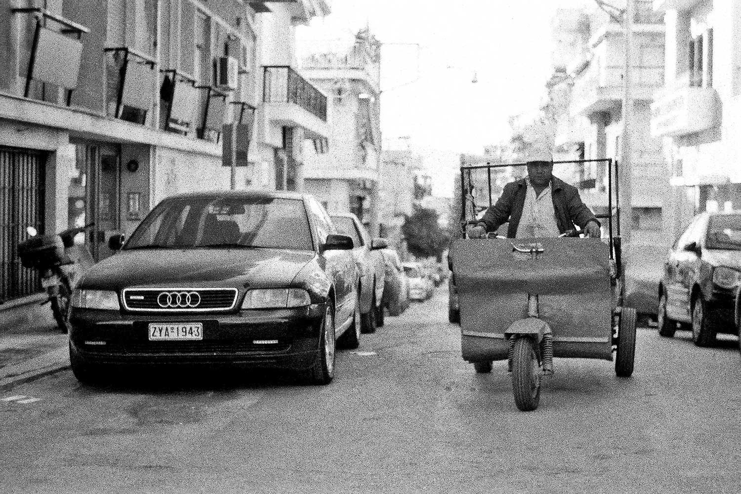 Κατηφορίζοντας την οδό Θεσσαλονίκης. Ένας μακρύς δρόμος που θυμίζει μία άλλη εποχή... Κατηφορίζοντας την οδό Θεσσαλονίκης. Ένας μακρύς δρόμος που θυμίζει μία άλλη εποχή...