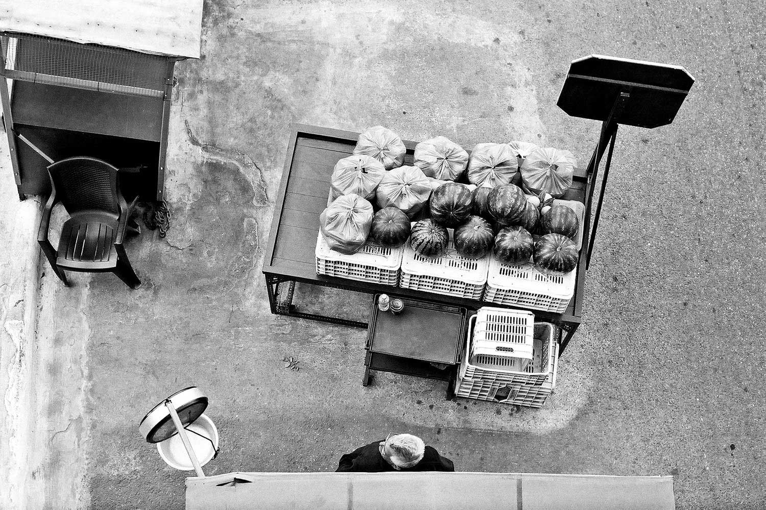 Κατηφορίζοντας την οδό Θεσσαλονίκης. Ένας μακρύς δρόμος που θυμίζει μία άλλη εποχή... Κατηφορίζοντας την οδό Θεσσαλονίκης. Ένας μακρύς δρόμος που θυμίζει μία άλλη εποχή...