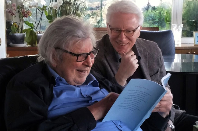 ​Ο Μίκης Θεοδωράκης ξεφυλλίζει το βιβλίο έχοντας στο πλευρό του τον δημοσιογράφο Φώτη Απέργη που κατέγραψε τις αφηγήσεις.