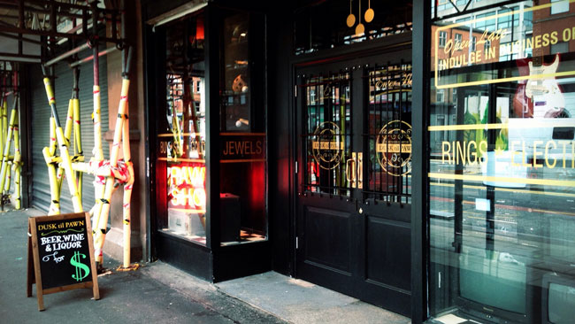 To πρώην ενεχυροδανειστήριο «Dusk til Pawn», ένα από τα δημοφιλέστερα μπαρ στο κέντρο του Μάντσεστερ