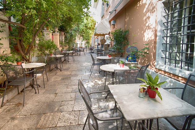 Κήποι and the city