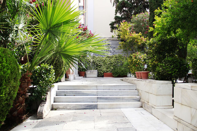 Κήποι and the city