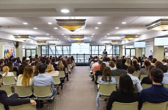 Στιγμιότυπο από την ομιλία του υπότροφου Νικόλαου Αϊδίνη-Αντωνόπουλου Στιγμιότυπο από την ομιλία του υπότροφου Νικόλαου Αϊδίνη-Αντωνόπουλου