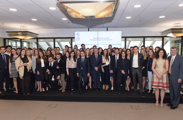 Αναμνηστική φωτογραφία των υποτρόφων του ΙΣΝ, με τον Πρόεδρο του Αμερικανικού Κολλεγίου Ελλάδος, Dr. David G. Horner, τον Αντιπρόεδρο του Administration and Enrollment του Αμερικανικού Κολλεγίου Ελλάδος Δρ. Δημήτρη Ανδρέου, και την Ελένη Αγουρίδη, μέλος του τμήματος Διαχείρισης Δωρεών στο Ίδρυμα Σταύρος Νιάρχος Αναμνηστική φωτογραφία των υποτρόφων του ΙΣΝ, με τον Πρόεδρο του Αμερικανικού Κολλεγίου Ελλάδος, Dr. David G. Horner, τον Αντιπρόεδρο του Administration and Enrollment του Αμερικανικού Κολλεγίου Ελλάδος Δρ. Δημήτρη Ανδρέου, και την Ελένη Αγουρίδη, μέλος του τμήματος Διαχείρισης Δωρεών στο Ίδρυμα Σταύρος Νιάρχος