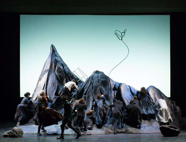 ​Οι ήρωες της «Οπερέττας» προσπαθώντας ν’ ανέβουν στην κορυφή των Ιμαλαϊων. © Patroklos Skafidas