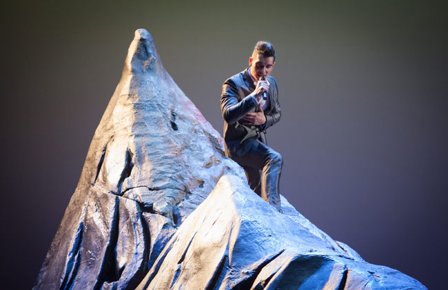 Ο Άγγελος Τριανταφύλλου εκτός από τη μουσική που έγραψε, παίζει στην «Οπερέττα». © Patroklos Skafidas