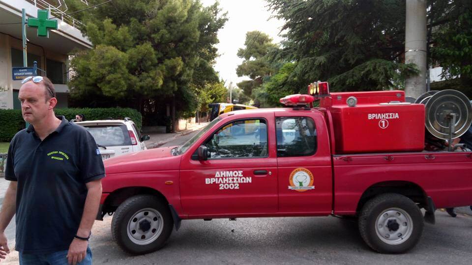 Σχολικό λεωφορείο συγκρούστηκε με δύο ΙΧ και ανατράπηκε 