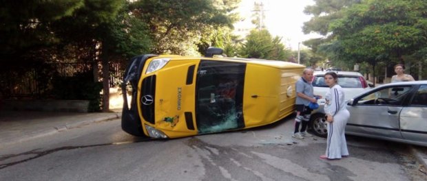 Σχολικό λεωφορείο συγκρούστηκε με δύο ΙΧ και ανατράπηκε 