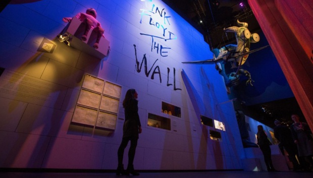 Εγκατάσταση της έκθεσης με θέμα το άλμπουμ "The Wall"