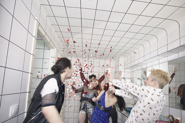 a.m. ομάδα χορού Krama © Margarita Nikitaki Οι τρεις αδερφές της ομάδας χορού Κrama κάνουν πάρτι