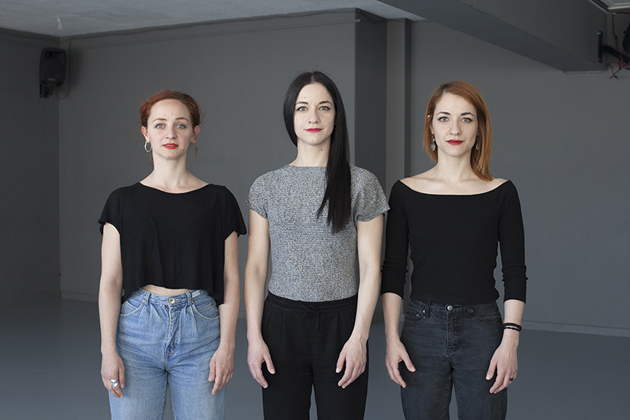 a.m. ομάδα χορού Krama © Margarita Nikitaki Οι τρεις αδερφές της ομάδας χορού Κrama κάνουν πάρτι