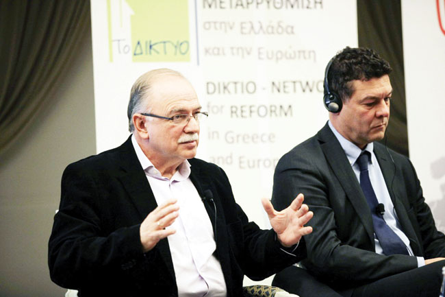  Από το Διεθνές Συνέδριο Greece Forward II,  ο ευρωβουλευτής ΣΥΡΙΖΑ Δημήτρης Παπαδημούλης και ο αντιπρόσωπος της Ύπατης Αρμοστείας του ΟΗΕ για τους Πρόσφυγες στην Ελλάδα Philippe Lecrerc