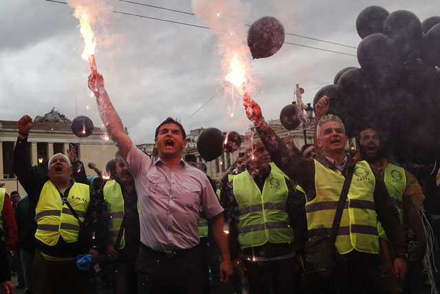 Έξω από τη Βουλή ακόμη οι ένστολοι Έξω από τη Βουλή ακόμη οι ένστολοι