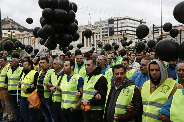 Έξω από τη Βουλή ακόμη οι ένστολοι Έξω από τη Βουλή ακόμη οι ένστολοι