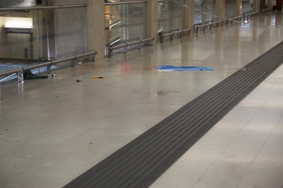 Άνδρα μαχαίρωσε δύο στρατιωτικούς κι έναν αστυνομικό Άνδρα μαχαίρωσε δύο στρατιωτικούς κι έναν αστυνομικό