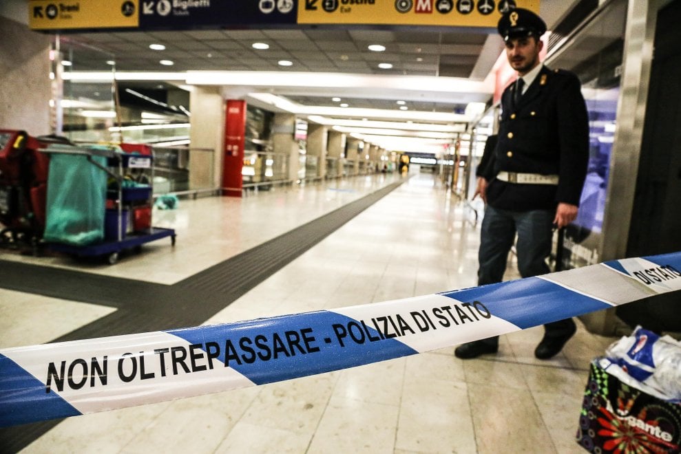 Άνδρα μαχαίρωσε δύο στρατιωτικούς κι έναν αστυνομικό Άνδρα μαχαίρωσε δύο στρατιωτικούς κι έναν αστυνομικό