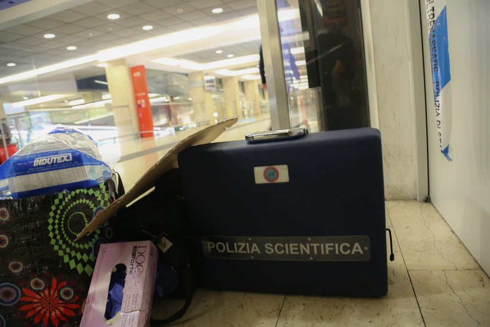 Άνδρα μαχαίρωσε δύο στρατιωτικούς κι έναν αστυνομικό Άνδρα μαχαίρωσε δύο στρατιωτικούς κι έναν αστυνομικό