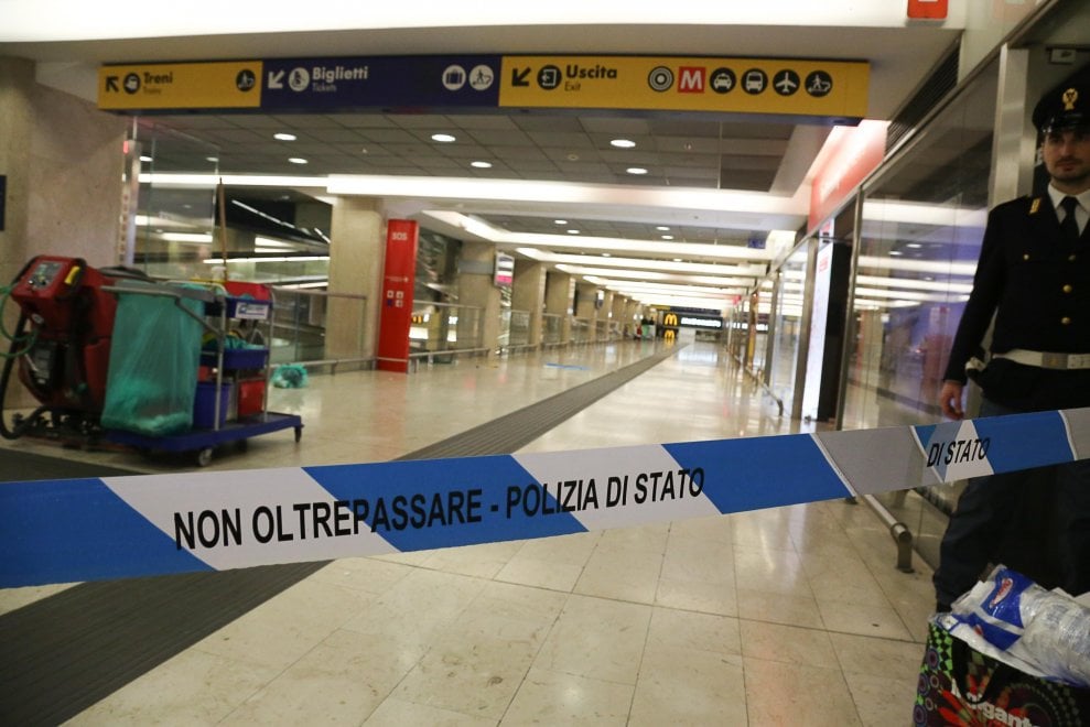 Άνδρα μαχαίρωσε δύο στρατιωτικούς κι έναν αστυνομικό Άνδρα μαχαίρωσε δύο στρατιωτικούς κι έναν αστυνομικό