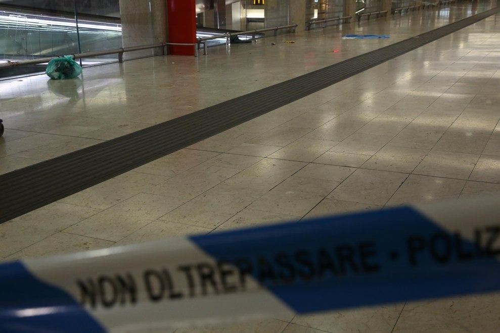 Άνδρα μαχαίρωσε δύο στρατιωτικούς κι έναν αστυνομικό Άνδρα μαχαίρωσε δύο στρατιωτικούς κι έναν αστυνομικό