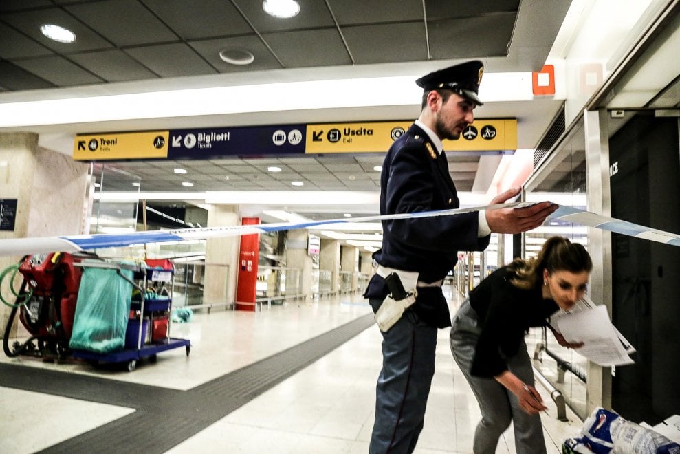 Άνδρα μαχαίρωσε δύο στρατιωτικούς κι έναν αστυνομικό Άνδρα μαχαίρωσε δύο στρατιωτικούς κι έναν αστυνομικό