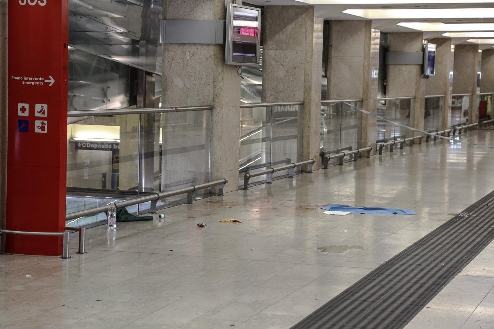 Άνδρα μαχαίρωσε δύο στρατιωτικούς κι έναν αστυνομικό Άνδρα μαχαίρωσε δύο στρατιωτικούς κι έναν αστυνομικό