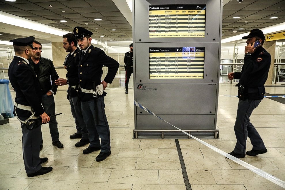 Άνδρα μαχαίρωσε δύο στρατιωτικούς κι έναν αστυνομικό Άνδρα μαχαίρωσε δύο στρατιωτικούς κι έναν αστυνομικό