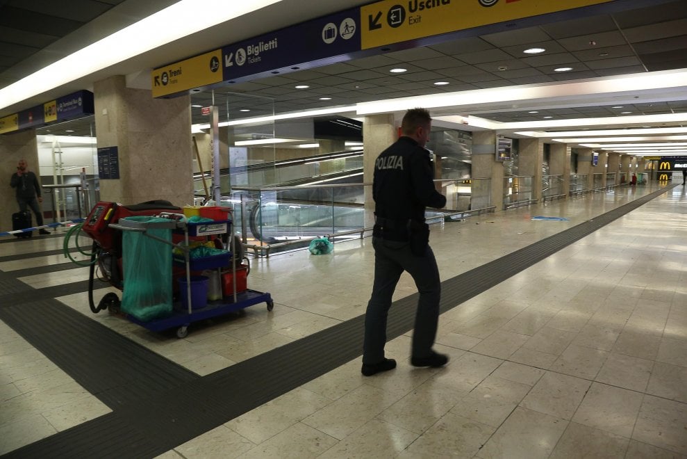 Άνδρα μαχαίρωσε δύο στρατιωτικούς κι έναν αστυνομικό Άνδρα μαχαίρωσε δύο στρατιωτικούς κι έναν αστυνομικό