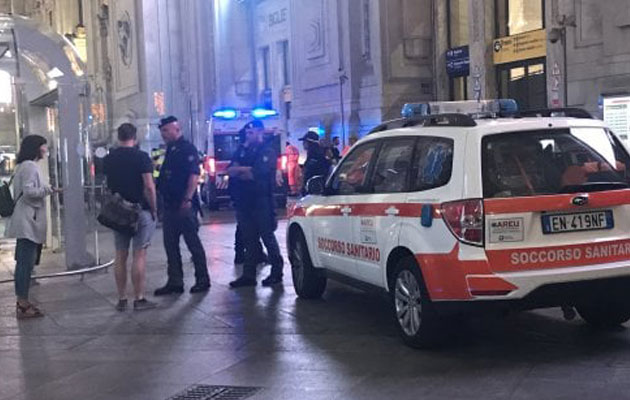 Άνδρα μαχαίρωσε δύο στρατιωτικούς κι έναν αστυνομικό Άνδρα μαχαίρωσε δύο στρατιωτικούς κι έναν αστυνομικό