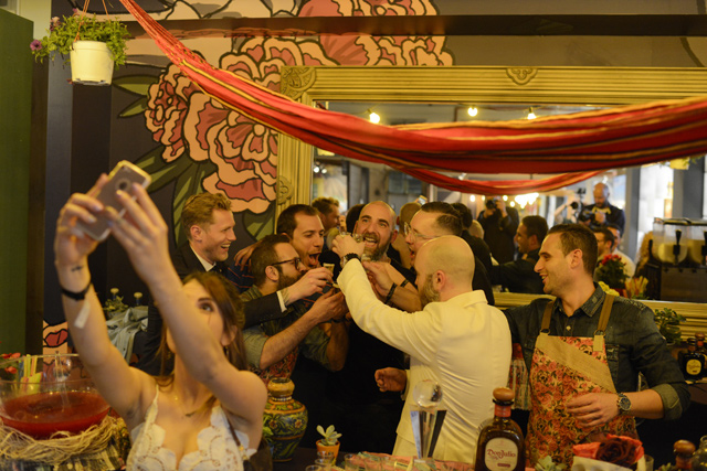 Ο πανηγυρισμοί του φετινού νικητή, Πάνου Κανατσούλη στο pop-up bar του μαζί με την ομάδα του, τον Αλέξη Σιμωνίδη, David Beatty και Alex Kratena