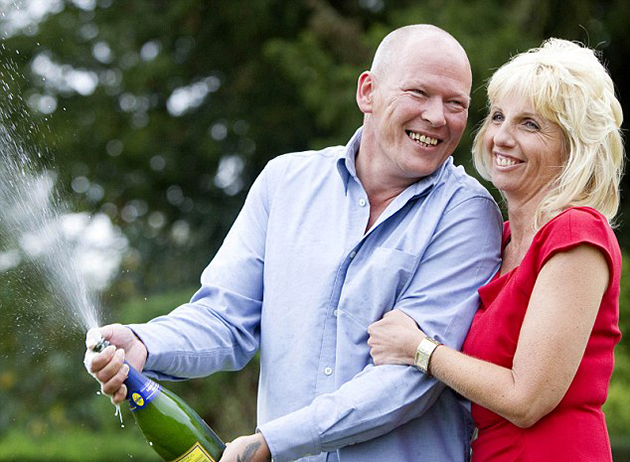 Γιος θέλει να καθίσει στο εδώλιο τον πατέρα του για την τσιγκουνιά του Γιος θέλει να καθίσει στο εδώλιο τον πατέρα του για την τσιγκουνιά του