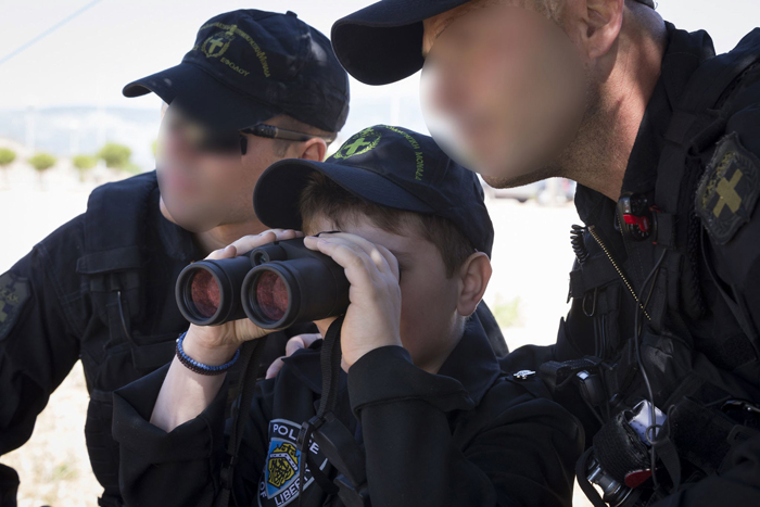 Ένα 6χρονο αγόρι έγινε για λίγο αστυνομικός της ΕΚΑΜ (εικόνες)