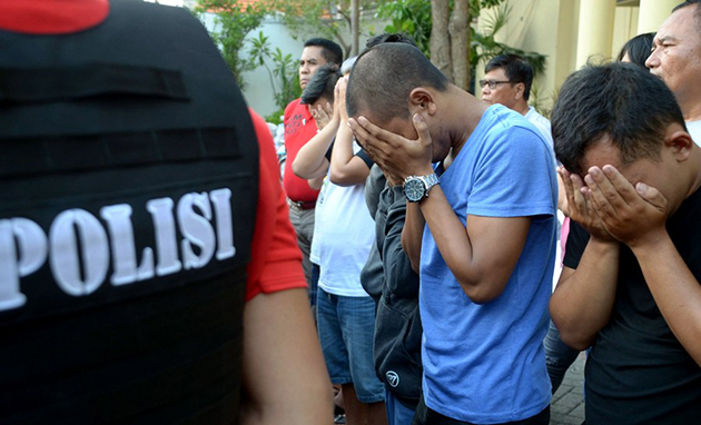 EPA/STR- Σύλληψη 141 ανδρών για ένα «γκέι πάρτι» στην Ινδονησία EPA/STR- Σύλληψη 141 ανδρών για ένα «γκέι πάρτι» στην Ινδονησία