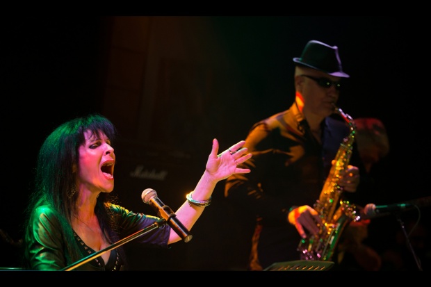 Η Σοφία Βόσσου με την μπάντα της στο «Holy wood stage» ©Antonis Gavalas Η Σοφία Βόσσου με την μπάντα της στο «Holy wood stage» ©Antonis Gavalas