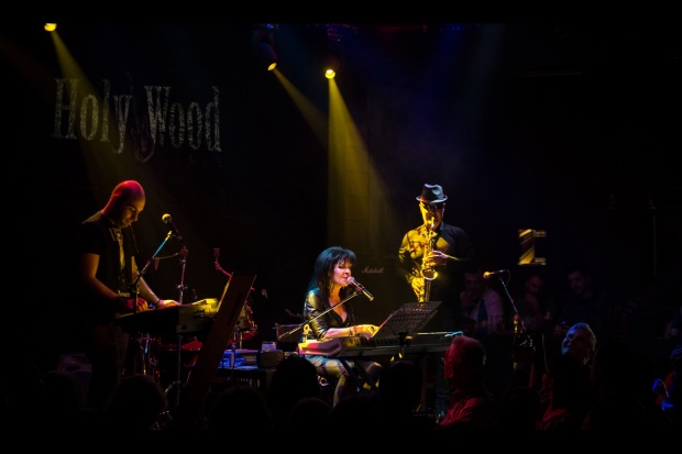 Η Σοφία Βόσσου με την μπάντα της στο «Holy wood stage» ©Antonis Gavalas Η Σοφία Βόσσου με την μπάντα της στο «Holy wood stage» ©Antonis Gavalas