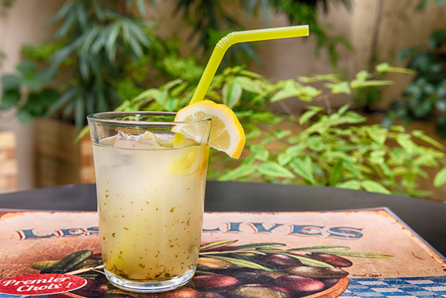 Υπέροχη σπιτική λεμονάδα με ginger και δυόσμο Υπέροχη σπιτική λεμονάδα με ginger και δυόσμο