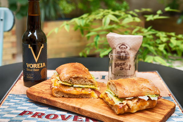 Το θρυλικό σάντουιτς Bacon-κοτόπουλο-cheddar! Το θρυλικό σάντουιτς Bacon-κοτόπουλο-cheddar!