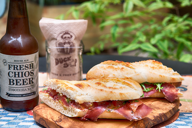 Σάντουιτς με Bresaola Ιταλίας, τυρί κρέμα με μυρωδικά, ντομάτα, ρόκα και ελαιόλαδο Σάντουιτς με Bresaola Ιταλίας, τυρί κρέμα με μυρωδικά, ντομάτα, ρόκα και ελαιόλαδο